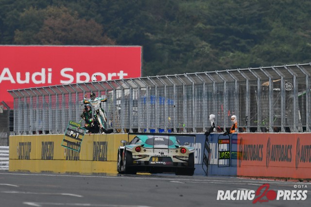 GT300クラス優勝 #2 シンティアム・アップル・ロータス（加藤 寛規／柳田 真孝）